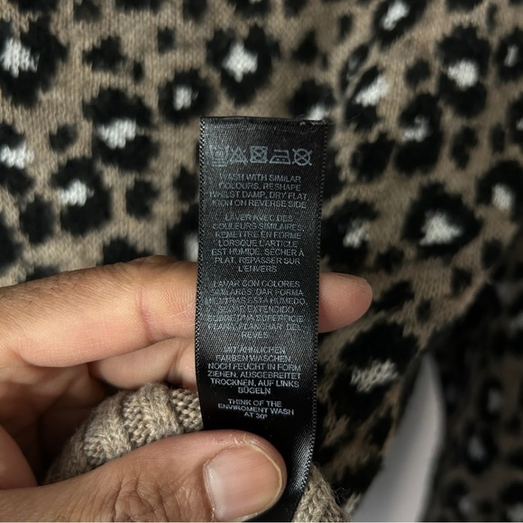 ASOS Women’s Knit Leopard Print Off-The-Shoulder Sweater Size 4 - Picture 8 of 9